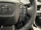 ステアリングスイッチ付きで、運転中に視線を前に向けたまま操作できます。