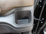運転席側の手の届きやすい位置にもドリンクホルダーが付いています。
