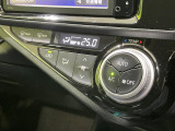 【オートエアコン】一度お好みの温度に設定すれば、車内の温度を検知し風量や温度を自動で調整。暑い&hellip;寒い&hellip;と何度もスイッチ操作をする必要はありません。快適な車内空間には必須の機能ですね♪