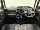 【インパネ】運転のしやすさを最優先に設計された見晴らしの良いフロントビュー。車両間隔が掴みやすく狭い道でも安心♪「安全」と「品質」を最優先に、安心してお乗りいただけるクルマを提供いたします。