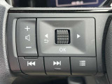ハンドルから手を離さずにオーディオの操作ができるステアリングスイッチ付