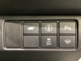 ハンドルの右側にHondaセンシング用のメインスイッチとパワーテールゲートスイッチがついています。パワーテールゲートスイッチは車内からでもテールゲートの開け閉めを電動でできます。