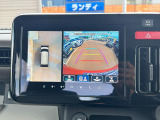【全方位型モニター】クルマを上空から見下ろしているかのように、直感的に周囲の状況を把握できる全方位型モニター。狭い場所での駐車でも周囲が映像で確認できます。