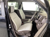 フロント広々、ベンチシートの運転席は、ハイトアジャスターが付いているので、快適にドライブができます。ハンドルはテレスコピック機能で、ハンドル位置を上・下・手前・奥に調節できます。