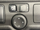 【電動格納ミラー】サイドミラーは電動格納式となっており、狭い駐車場でもキズがつくリスクを抑えられます。