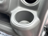 運転席ハンドルの右側にもドリンクホルダーがございます!お飲み物だけではなく、携帯電話なども置けますね♪