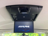 【ALPINEフリップダウンモニター】大画面モニターで後席でもエンタメをお楽しみいただけます。小さなお子様にも大人気の装備です♪