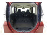セカンドシートを倒した状態です。セカンドシートは独立可倒、荷物に合わせてラゲッジスペースをアレンジできます。