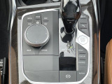 【シフトノブ】BMWの高性能オートマチックは、ATセレクトレバーを左側に倒すことで、通常の「D」から「S」(スポーツ)または「M」(マニュアル)へと切り替えが可能です。