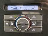オートエアコンは温度を設定するだけで、自動で風量などを設定してくれます。運転しながら操作も必要ないので、安全性も向上します。