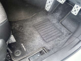 運転席フロアマットです。使用感はなく、比較的綺麗な状態です。
