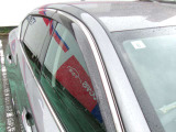 雨の日でも、車内の空気入替に便利なプラスチックバイザー付きになります^^意外と実用性がありますよね☆