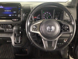 【ハンドル】運転にかかわる様々な操作を安全に行えるように視点移動が少なく操作性に配慮されたスイッチ類が凝縮されたコックピットです。