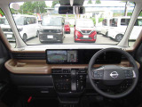全方位で視界が広く運転がしやすいので女性の方にも人気のインテリアになっています!