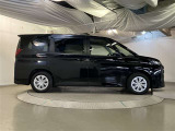 運転席側も電動スライドドアになってます。ショッピングなどでのお買い物時手がふさがっていてもドアに軽く触れるかリモコンで開閉できるので便利です!