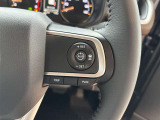 【クルーズコントロール】アクセル操作なしで一定速度を保つ機能。先行車との距離を自動調整する追従型が主流で、高速走行時の疲労を劇的に軽減します。長距離移動が多いお客様への商談では必須の快適装備です。