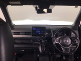 【前方視界】開放的な前方視界!運転がしやすく疲れにくいです♪窓が大きく、見通しがとっても良いおクルマですよ♪