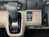 CVT車のセレクトレバーです。低速から高速まで、変速ショックのないスムーズな走りと、エンジン効率のよい領域を維持して燃費にも貢献します。サイドブレーキはスイッチ操作の電子制御パーキングブレーキです。