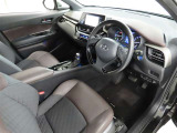 シンプルで使いやすいデザインの運転席です。