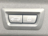 ●電動リアゲート:ワンタッチでリアゲートの開閉ができ、荷物などで両手が塞がっている状態でも簡単に開閉ができる便利機能です。