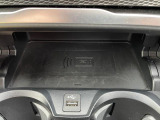 【ワイヤレスチャージ】携帯を置いておくだけで充電できます。アップルカープレイやBluetooth接続時でも充電は気にせず使用可能!