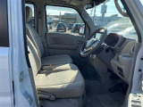 【運転席】座り心地が良いシートなので長時間の運転でも快適にお過ごしいただけます。新品のフロアマットのご注文も可能です。掲載箇所以外にご希望の写真がございましたらお気軽にお問い合わせ下さい。