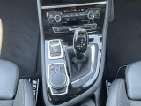 【シフトノブ】BMWの高性能オートマチックは、ATセレクトレバーを左側に倒すことで、通常の「D」から「S」(スポーツ)または「M」(マニュアル)へと切り替えが可能です。