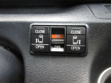 運転席からボタン一つで開閉できるパワースライドドアが付いています。安心の挟み込み防止装置付です。