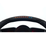 オプションのLEDカーボンステアリングも装備されております。回転数に合わせてステアリング上部のLEDが点灯しシフトアップのタイミングが分かりやすく可能でございます。