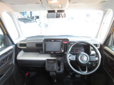 フロントガラスも広く視界が良くて運転しやすいです!!