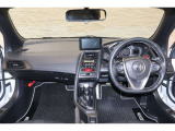 操作性に優れた運転席となります!小物入れや各ボタンの配置にこだわり、使いやすいです!座り心地もよく視認性も良好なのでロングドライブもお任せ下さい!