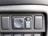 ドアミラーの操作スイッチを「AUTO」側にするとドアを施錠(ロック)すると、ドアミラーが自動で格納されます!