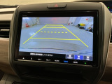 リバースギアに入れるだけで後方の表示へ切り替わります。夜間や雨の日の駐車も楽になりますよ。