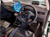 MINIの内装はとにかく『円』に拘ったデザインコンセプトが一目で伝わってきます。これほど円形に拘った車は他に御座いません。伝統のデザイン、トグルスイッチなど遊び心のある内装で御座います。