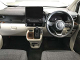 見通しのいい視界と最適なレイアウトで運転しやすいです。