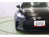 黒で縁取った精悍なデザインのヘッドライトは環境に優しく経済的なLED。車両前進時にハンドル操作や車速にあわせてランプの光軸を自動調整するSRH搭載。コーナー等で進行方向を照らして視認性を高めてくれます