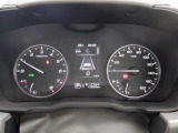 シンプルで見やすいデザインのメーターパネルです。車の情報が表示される大事な場所だからこそ見やすさが大切ですね。
