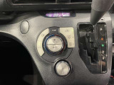 【オートエアコン】一度お好みの温度に設定すれば、車内の温度を検知し風量や温度を自動で調整。暑い&hellip;寒い&hellip;と何度もスイッチ操作をする必要はありません。快適な車内空間には必須の機能ですね♪