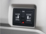 【両側電動スライドドア】ボタンを押すだけで両側のスライドドアの開閉が可能。もちろんキーからの操作も可能。お子様を抱いている時・両手いっぱいの荷物を持ってる時など非常に役立ちます。
