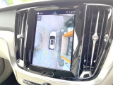 【360&deg;ビューカメラ】4台の高解像度カメラで360度の鳥瞰図を表示。隣の車や壁、死角にある障害物などを画面で確認できるため、狭いスペースでの駐車・出入りも安心です。