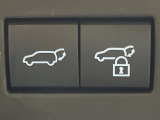 【パワーバックドア】スマートキーや運転席のボタンを押すだけでリアゲートが自動で開閉します!荷物を持っている時や、高い位置にあるバックドアを閉める際に便利な機能です♪
