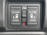 両側電動スライドドアです。リモコンや運転席スイッチ、ドアハンドルの操作で自動開閉。お子さまを抱きかかえている時や荷物の多い時などに便利です。