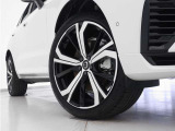 ダイヤモンドカット/ブラックの5ダブルスポーク8.5J&times;21インチアルミホイール。衝突回避・被害軽減ブレーキシステムやパイロット・アシストなど、数多くの先進安全・運転支援機能を標準装備。
