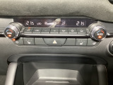 温度の設定のみで快適な風量やモードなどを自動調整してくれるフルオートエアコンを装備!