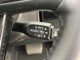 前方の車との車間を設定し、スピードを上げたり緩めたりを自動で行ってくれる追尾式の「レーダークルーズ」。上級装備の一つです!高級車にしかつかない嬉しい機能です。