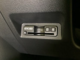 ハンドルの左下にETCがついています。高速道路の料金所の通過も楽々です。 カードの取り出しもしやすい場所についています。