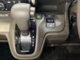 CVT車のセレクトレバーです。低速から高速まで、変速ショックのないスムーズな走りと、エンジン効率のよい領域を維持して燃費にも貢献します。サイドブレーキはスイッチ操作の電子制御パーキングブレーキです。