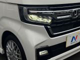 【LEDヘッドライト】悪天候や夜間走行時も良好な視界を確保し安心して運転できる高輝度LEDヘッドライトを装備!点灯速度が早く、消費電力も抑えられています。
