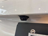 【バックカメラ】後退時に車両後方の映像をモニターに映す機能。目視できない死角を確認でき、衝突事故を防ぎます。駐車が苦手な方だけでなく全てのドライバーに必須の安全装備です。