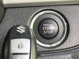 【キーレススタートシステム】カバンやポケットに入れたままでもドアの施錠・解錠が可能なスマートキーを装備。エンジンのオン・オフ時もカギを取り出す必要が無いからとっても便利です♪